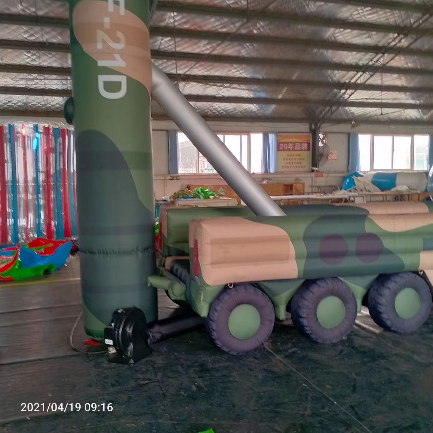 玉龙军事演习中的充气目标车辆：模拟发射车雷达车坦克飞机